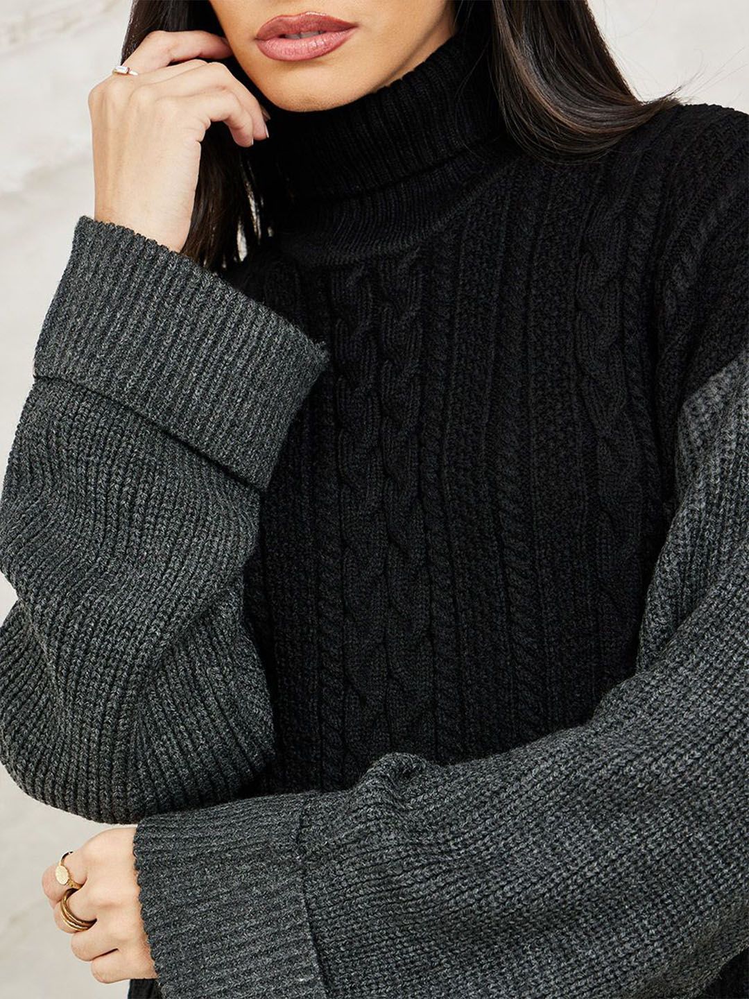 Black & Grey Colorblock Cable-Knit Turtleneck Sweater – Winter Casual Chic