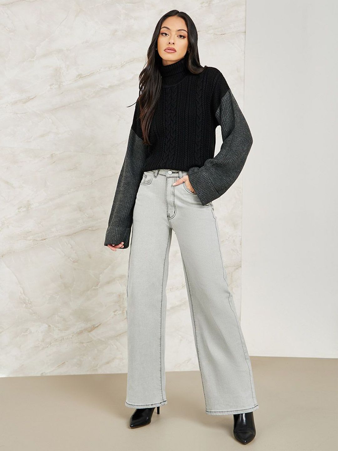 Black & Grey Colorblock Cable-Knit Turtleneck Sweater – Winter Casual Chic