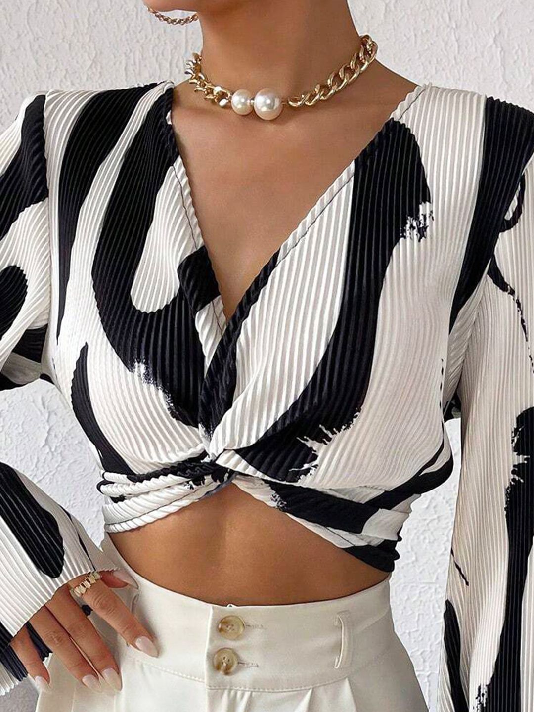 Black & White Abstract Print Twist-Front Crop Top – Elegant Party & Brunch Wear