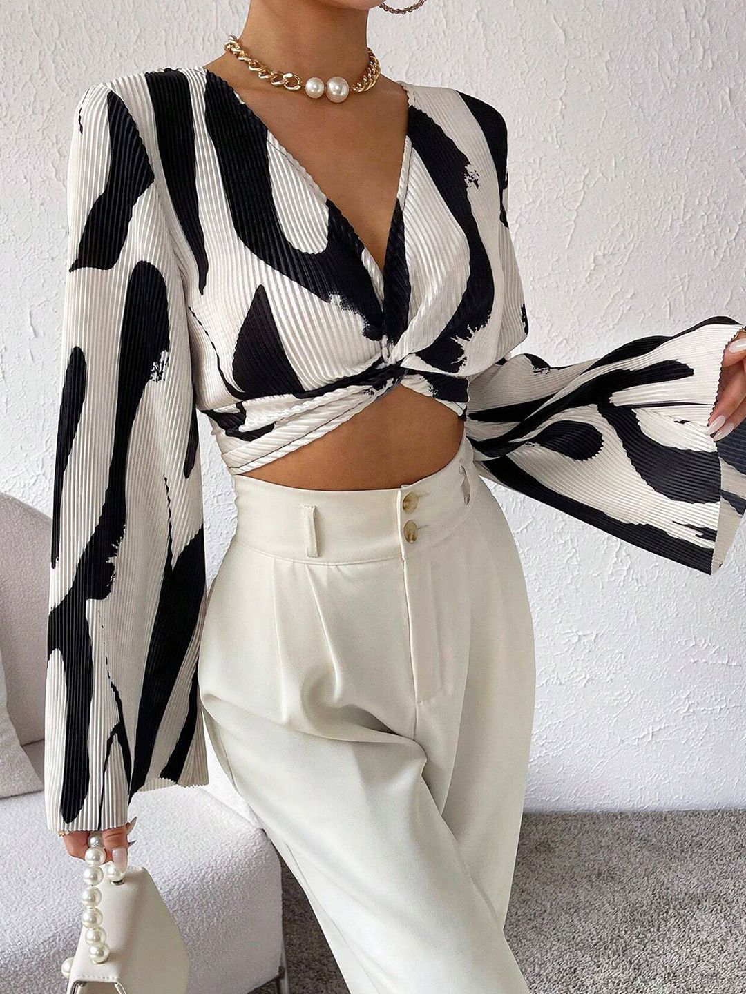 Black & White Abstract Print Twist-Front Crop Top – Elegant Party & Brunch Wear