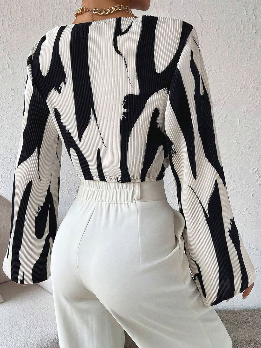 Black & White Abstract Print Twist-Front Crop Top – Elegant Party & Brunch Wear
